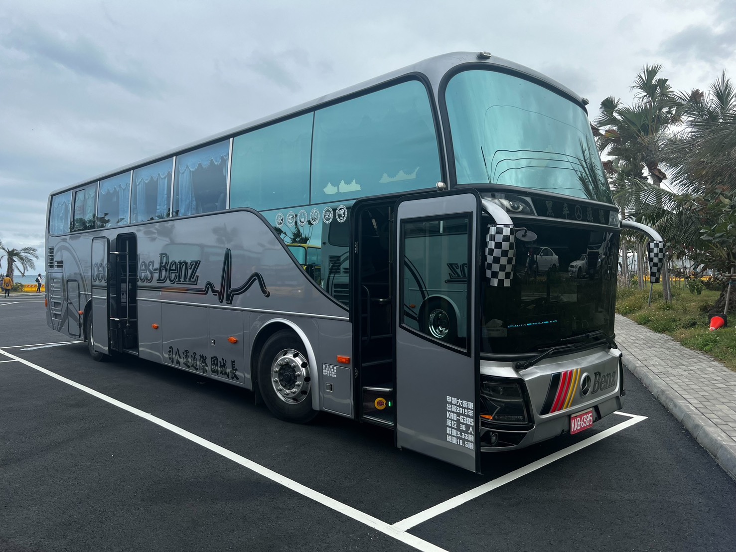 豪華三排椅遊覽車32人座